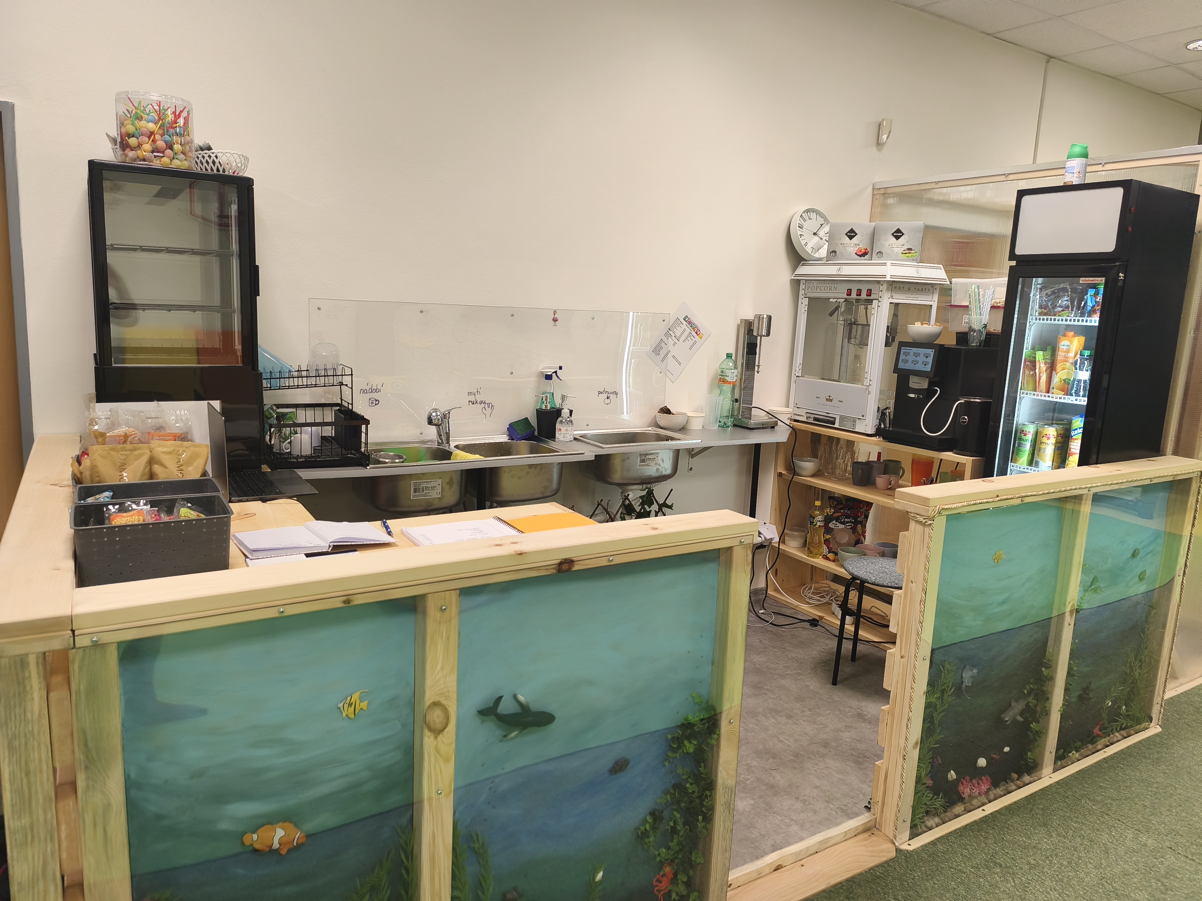 Obrázek - Kavárenský koutek s posezením